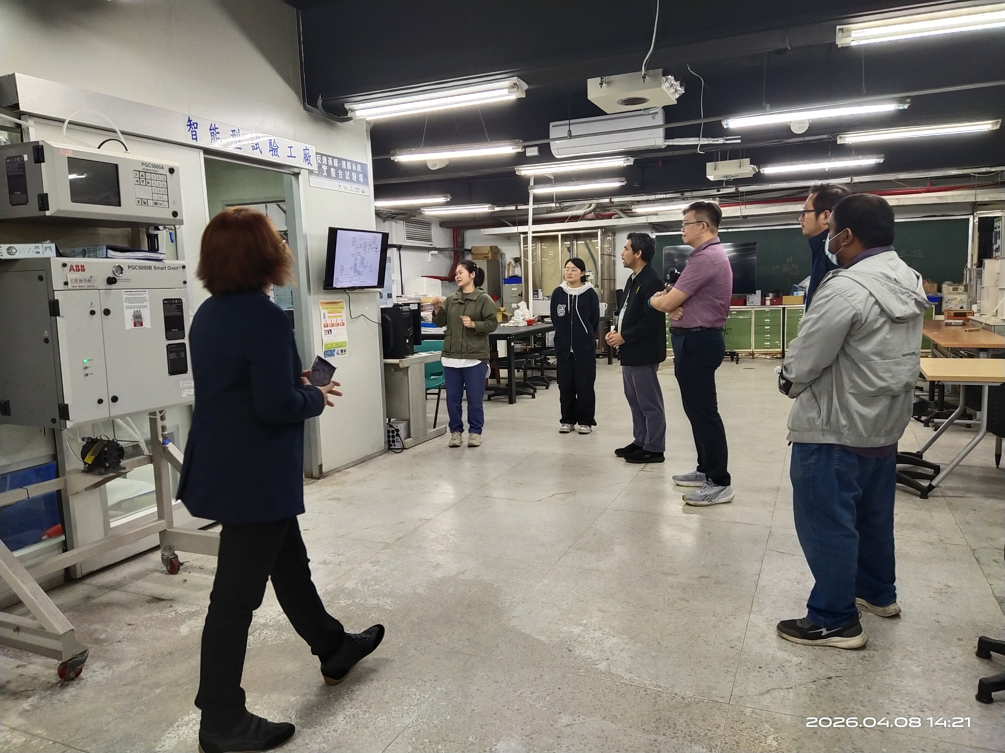 由化工系博士生宥縈與欣慧解說化工系的智能化化工製程實驗室