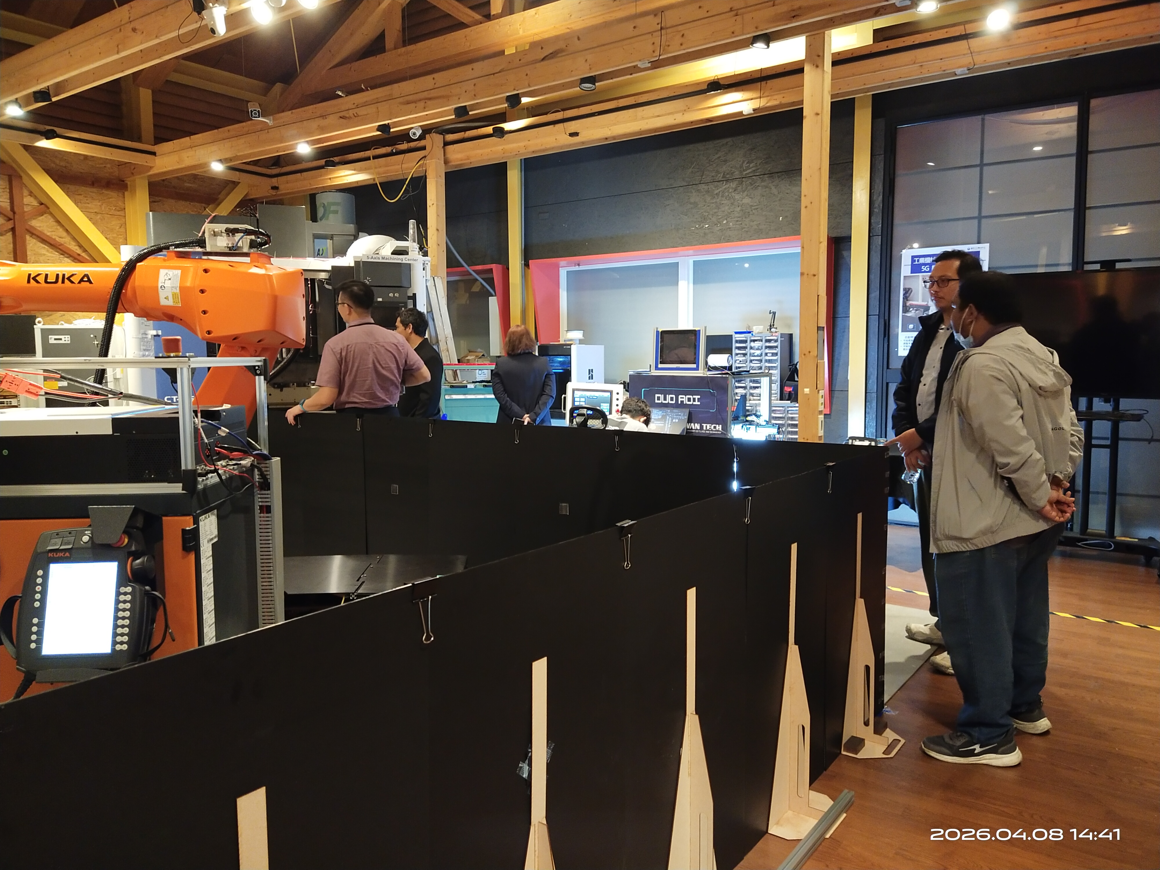 由機械系林柏廷教授帶領貴賓等參觀工業4.0中心