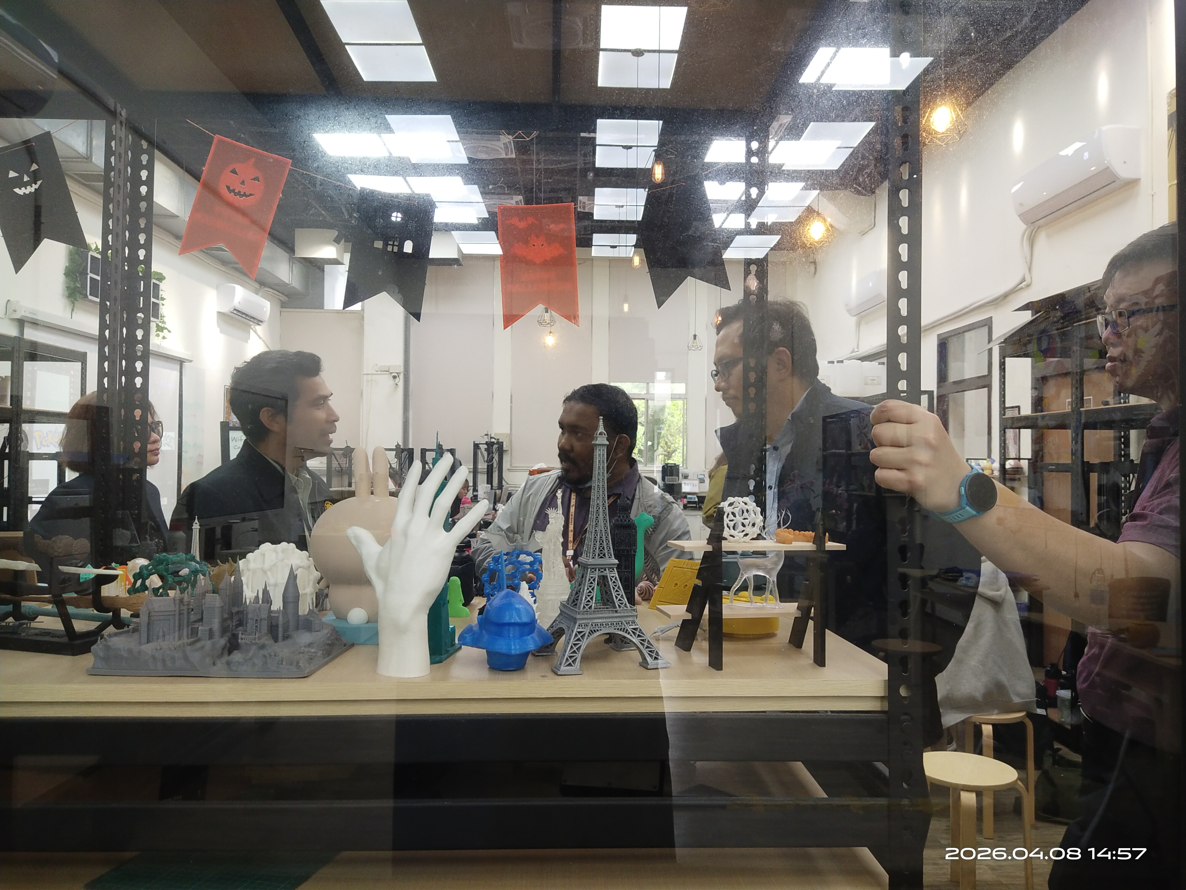 由材料系DWI FORTUNA ANJUSA PUTRA專案助理教授等帶領貴賓參觀材料系研究室