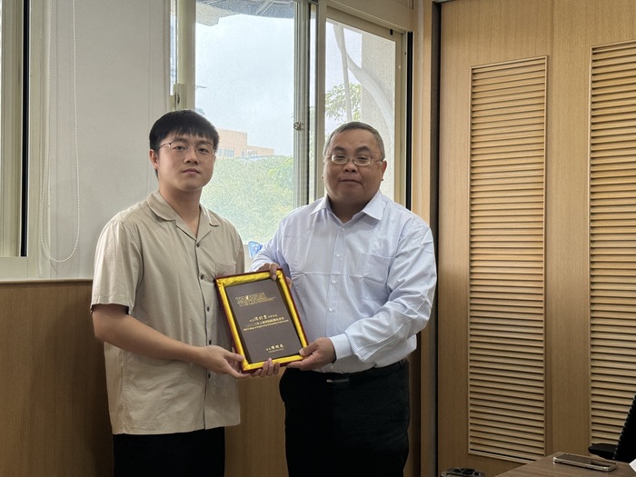 工程學院院長陳明志頒獎，陳衍豐同學代表受獎圖片