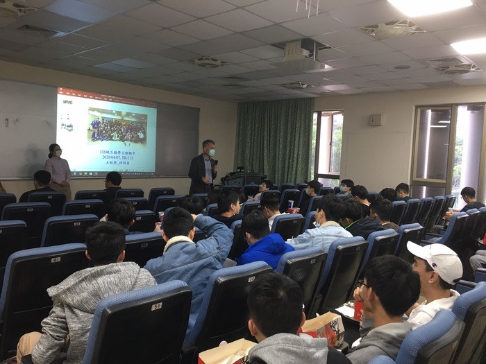 劉院長與學生互動討論圖片